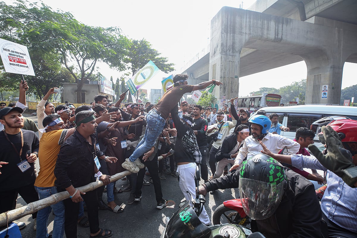 ঢাকার গুরুত্বপূর্ণ সড়ক অবরোধ করে মোবাইল ব্যবসায়ীরা।