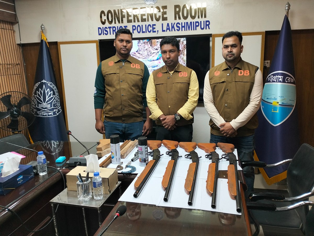 কবরস্থানের ঝোপ থেকে উদ্ধার করা অস্ত্র। আজ বিকেলে লক্ষ্মীপুর অতিরিক্ত সুপারের কার্যালয়ে