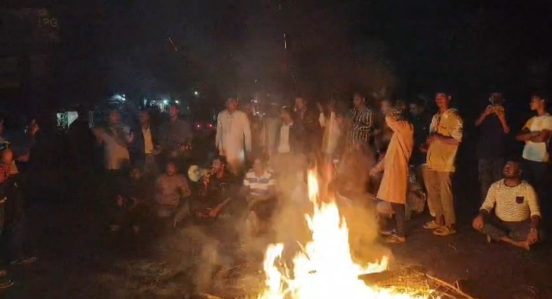 চট্টগ্রাম-১৫ (সাতকানিয়া-লোহাগাড়া) আসনে বিএনপির মনোনীত প্রার্থী পরিবর্তনের দাবিতে আবারও মশাল মিছিল ও সড়ক অবরোধ হয়েছে। গতকাল সন্ধ্যায় সাতকানিয়ার ছদাহা ইউনিয়নের মিঠার দোকান এলাকার চট্টগ্রাম-কক্সবাজার মহাসড়কে