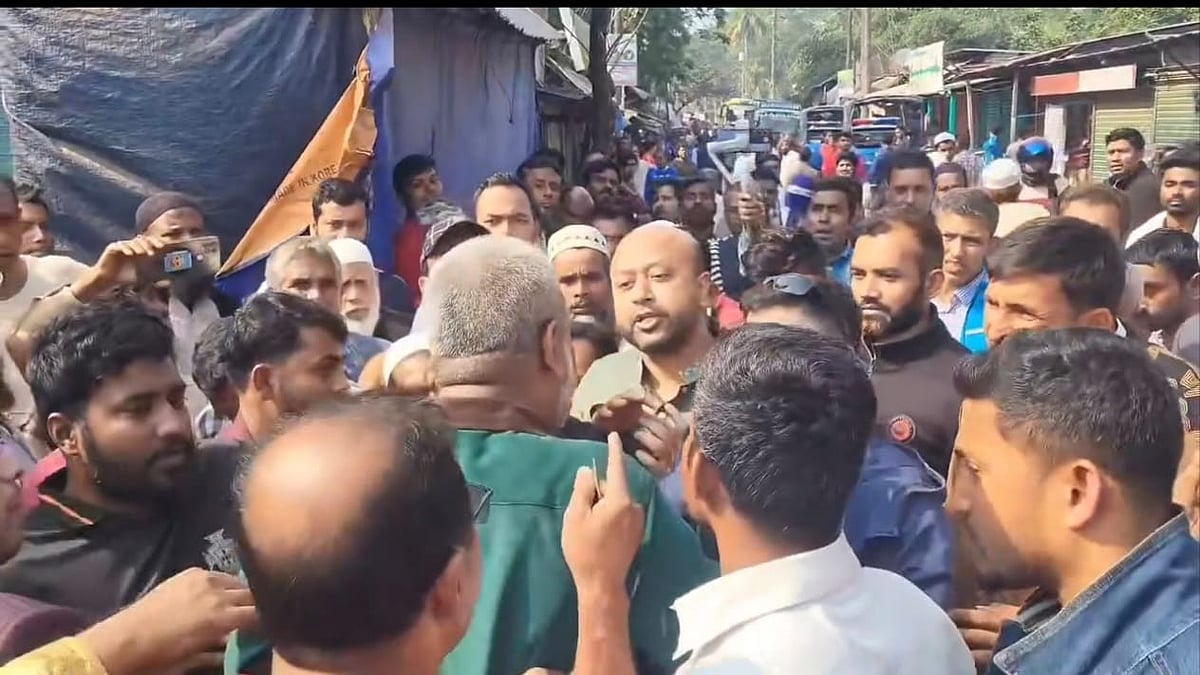 চাঁদাবাজির অভিযোগ তোলার পর তোপের মুখে এবি পার্টির সাধারণ সম্পাদক আসাদুজ্জামান ফুয়াদ। আজ রোববার দুপুরে বরিশালের বাবুগঞ্জ উপজেলার মীরগঞ্জে