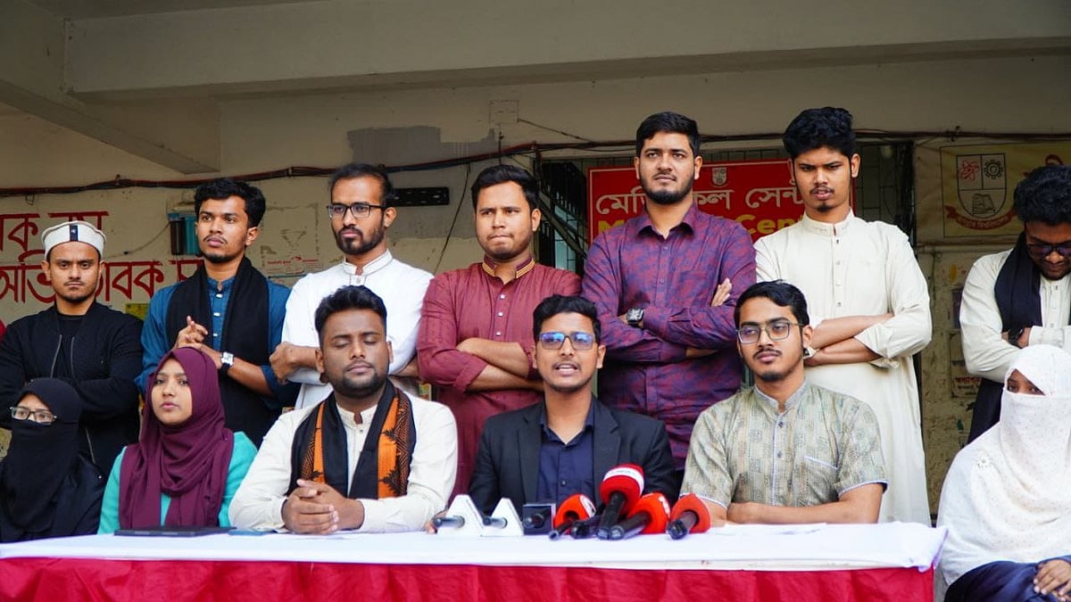 বিশ্ববিদ্যালয়ের ভাষাশহীদ রফিক ভবনের নিচে সংবাদ সম্মেলন করেন জগন্নাথ বিশ্ববিদ্যালয় শাখা ছাত্রশিবিরের নেতারা। ৭ ডিসেম্বর ২০২৫