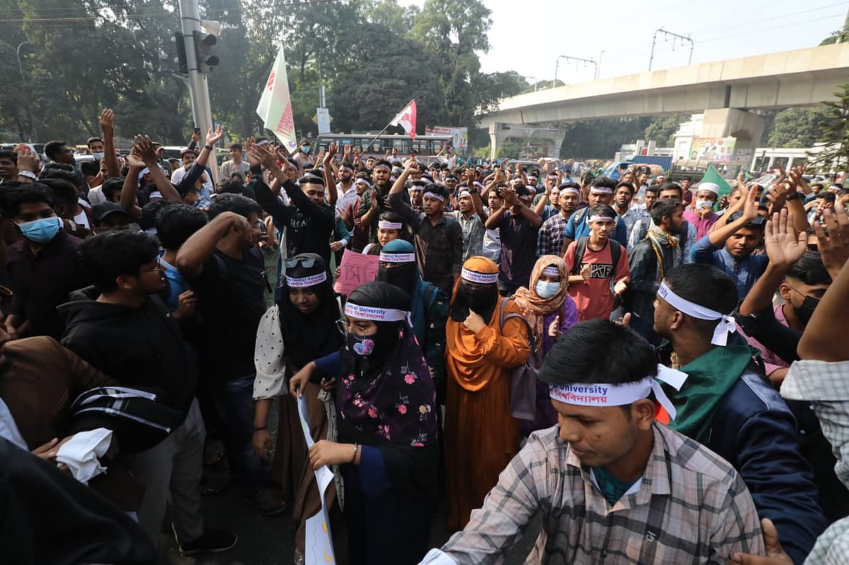 এক দফা দাবিতে রাজধানীর শিক্ষা ভবনের সামনে অবস্থান কর্মসূচি পালন করছেন প্রস্তাবিত ঢাকা সেন্ট্রাল ইউনিভার্সিটির শিক্ষার্থীরা