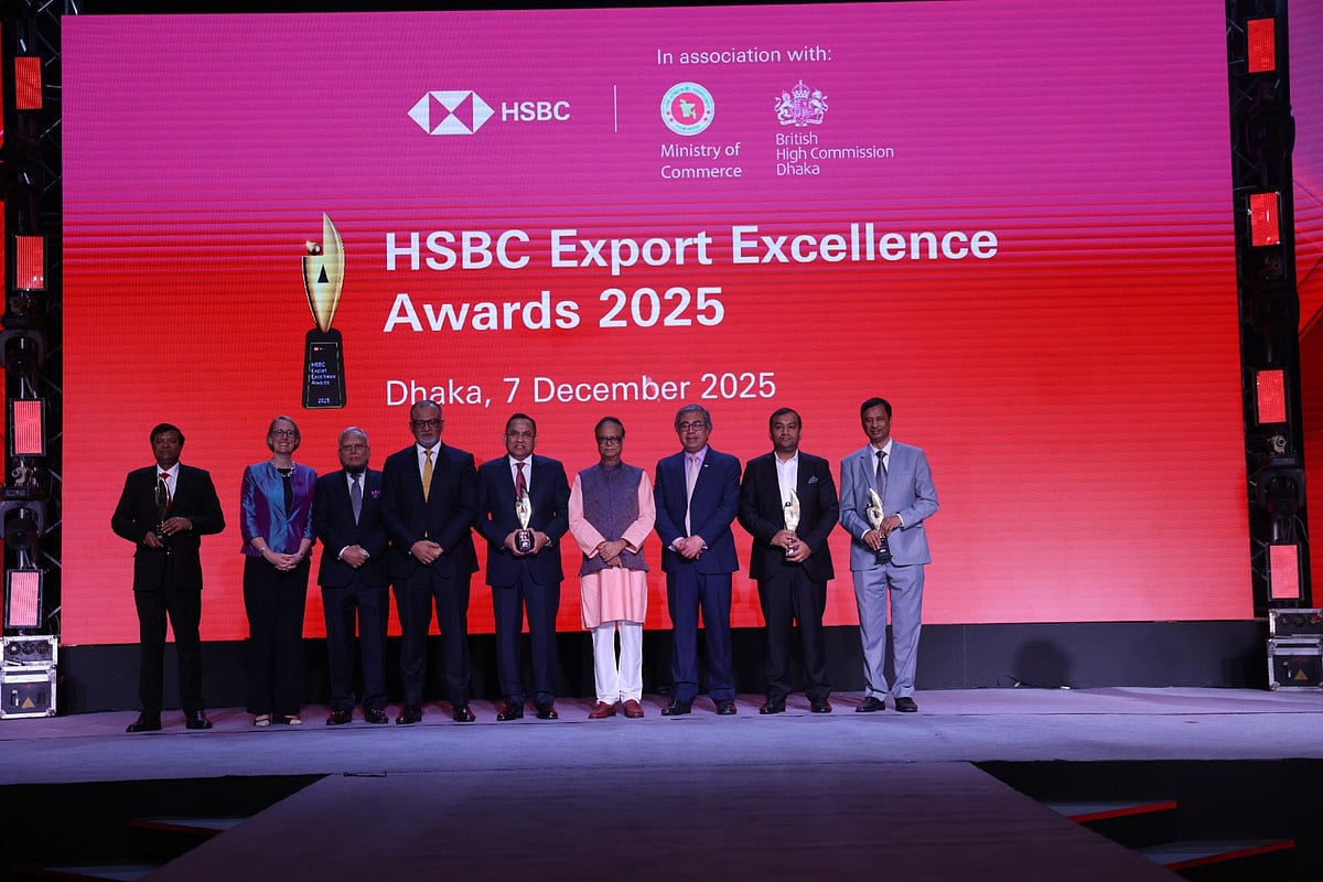 এইচএসবিসি এক্সপোর্ট এক্সিলেন্স অ্যাওয়ার্ডস বিজয়ী প্রতিষ্ঠানের শীর্ষ ব্যক্তিদের সঙ্গে বাণিজ্য উপদেষ্টা, গভর্নর ও এইচএসবিসি বাংলাদেশের শীর্ষ নির্বাহীসহ অন্য অতিথিরা। গতরাতে ঢাকার র্যাডিসন ব্লু হোটেলে