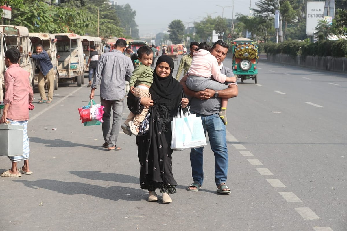 অবরোধে শ্যামলীতে পথচারীদের দুর্ভোগ। আজ রোববার দুপুরে 