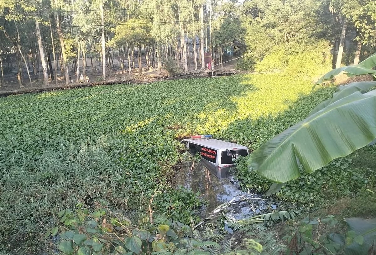 পুকুরে পড়ে যাওয়া অ্যাম্বুলেন্স। আজ সকালে চট্টগ্রামের সীতাকুণ্ডের বাঁশবাড়িয়া ইউনিয়নের আর আর টেক্সটাইল মিল এলাকায়