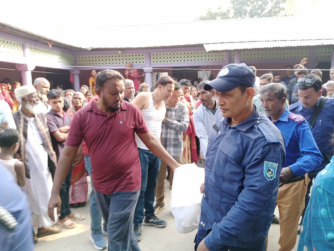 তারাগঞ্জ নিজ বাড়িতে হত্যাকাণ্ডের শিকার মুক্তিযোদ্ধা ও তাঁর স্ত্রীর লাশ উদ্ধার করে ময়নাতদন্তের জন্য নিয়ে যাচ্ছে পুলিশ। রোববার সকালে উপজেলার কুর্শা ইউনিয়নের রহিমাপুর গ্রামে