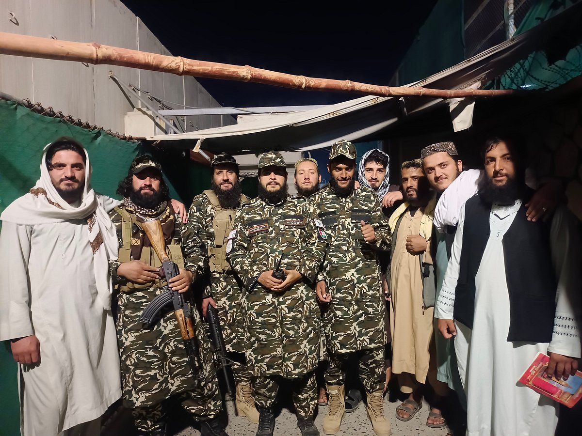 নিরাপত্তার কাজ করেন এই তালেবান রক্ষীরা