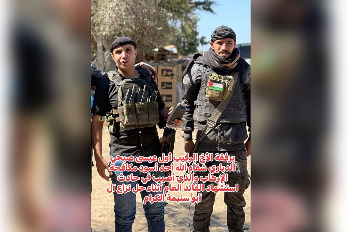 এক মিলিশিয়া যোদ্ধার সঙ্গে ঘাসান আল-দুহেইনি (বাঁয়ে)