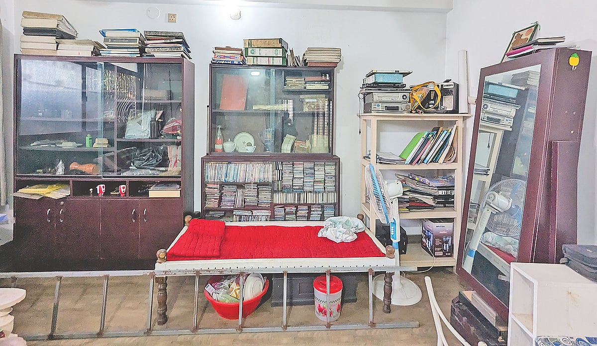 আলী মাহমেদের বাড়ির প্রতিটি কক্ষ, সিঁড়ির পাশের প্রতিটি দেয়াল পুরোনো নানা জিনিস দিয়ে সাজানো