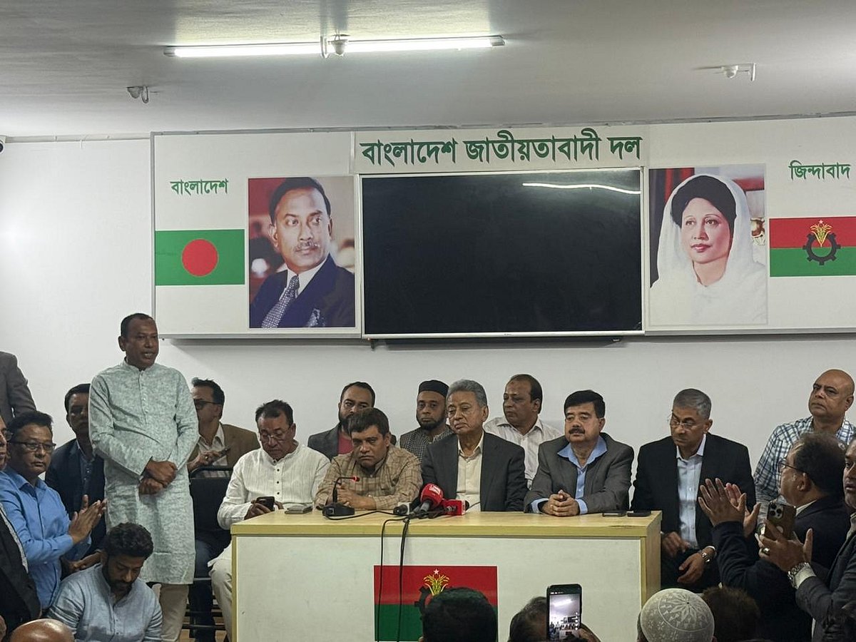 নেতা-কর্মীদের নিয়ে বিএনপিতে যোগ দেন বাংলাদেশ এলডিপির চেয়ারম্যান শাহাদাত হোসেন সেলিম। বিএনপির চেয়ারপারসনের কার্যালয়, গুলশান, ঢাকা; ৮ ডিসেম্বর ২০২৫