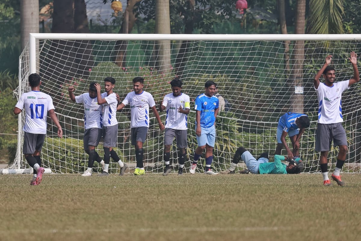 রাজশাহী বিশ্ববিদ্যালয়ের জালে গোলের পর আমেরিকান ইন্টারন্যাশনাল ইউনিভার্সিটির (এআইইউবি) খেলোয়াড়দের উদ্যাপন