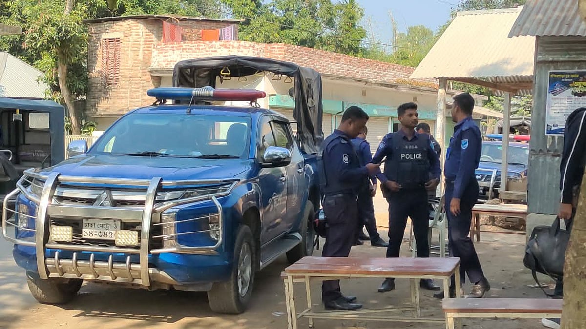 নরসিংদীর রায়পুরায় আধিপত্য বিস্তারকে কেন্দ্র করে দুই পক্ষের সংঘর্ষে গুলিবিদ্ধ হয়ে এক কুয়েত প্রবাসী নিহত হয়েছেন। ঘটনার পর এলাকায় পুলিশের উপস্থিতি