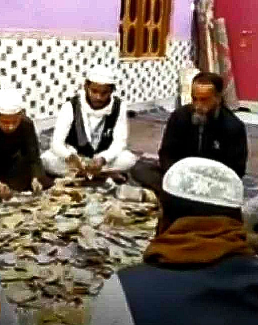 বাবরি মসজিদের জন্য রাখা অনুদান বাক্সের টাকা গণনা চলছে। মুর্শিদাবাদ, পশ্চিমবঙ্গ, ভারত; ৮ ডিসেম্বর