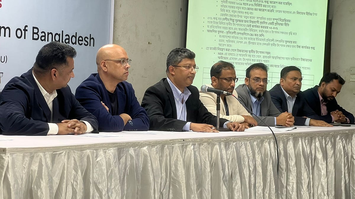 সংবাদ সম্মেলনে বক্তব্য দিচ্ছেন মোহাম্মদ জহিরুল ইসলাম