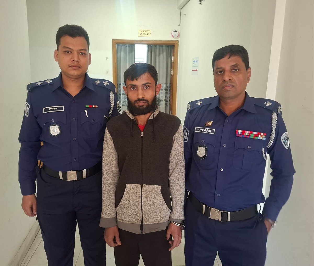 এক শিশুকে ধর্ষণ ও হত্যার অভিযোগে গ্রেপ্তার রাসেল হোসেন শেখ