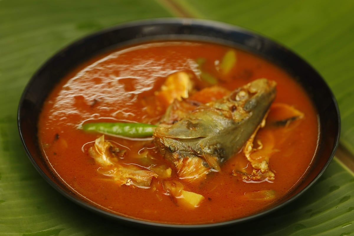 ইলিশের মাথায় টমেটোর খাট্টা মিঠা