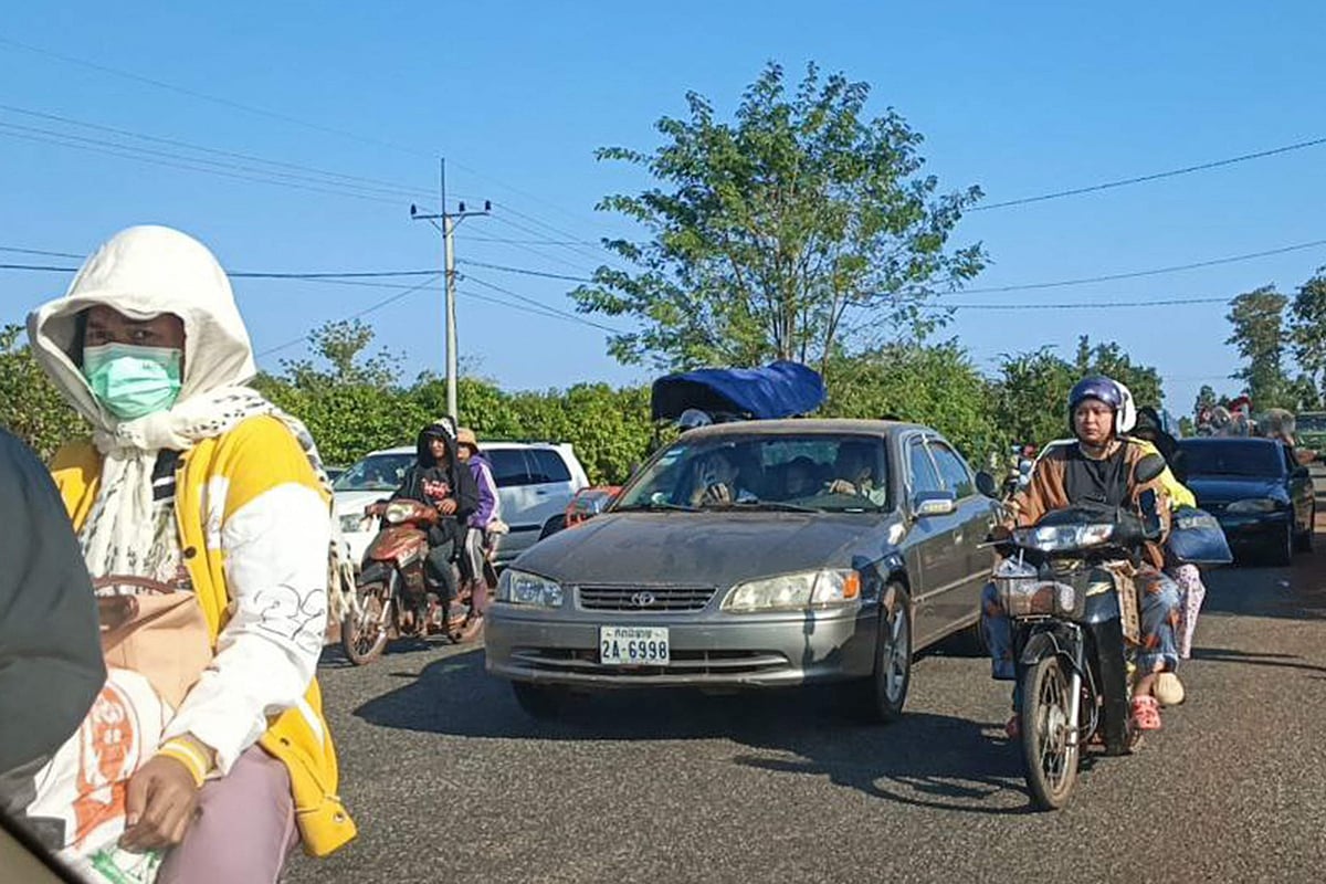 থাইল্যান্ড-কম্বোডিয়া সীমান্তে নতুন করে উত্তেজনা শুরুর পর প্রিয়াহ ভিহিয়ার এলাকা ছাড়ছেন স্থানীয় লোকজন। ৮ ডিসেম্বর, ২০২৫