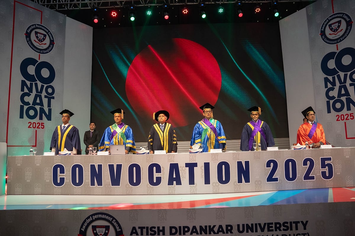 অতীশ দীপঙ্কর বিজ্ঞান ও প্রযুক্তি বিশ্ববিদ্যালয়ের এবারের সমাবর্তনে মোট ২ হাজার ৩২৬ জন শিক্ষার্থীকে গ্র্যাজুয়েশন ডিগ্রি প্রদান করা হয়