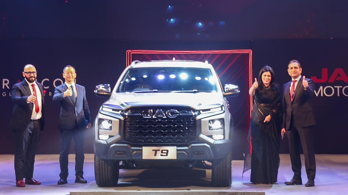 জ্যাক টি৯ মডেলের পিকআপ ভ্যানের সঙ্গে অতিথিরা