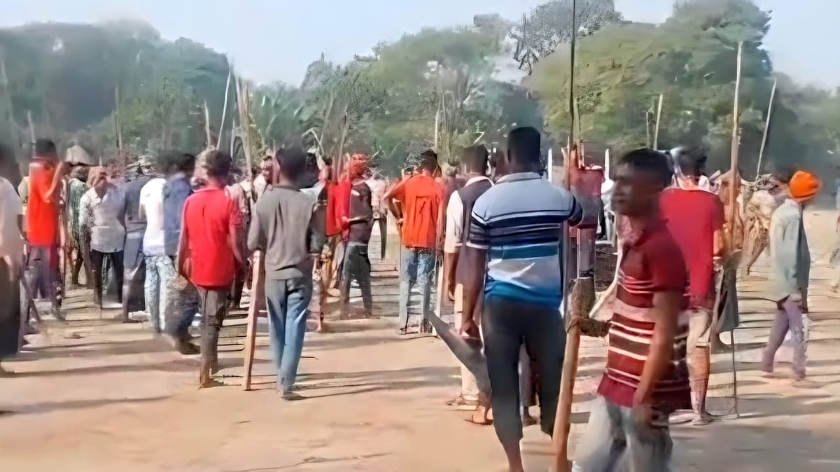 হবিগঞ্জে ফেসবুক স্ট্যাটাসকে কেন্দ্র করে দুই গ্রামবাসীর মধ্যে সংঘর্ষের ঘটনা ঘটে। আজ মঙ্গলবার দুপুরে আজমিরীগঞ্জ উপজেলার কাকাইলছেও গ্রামে