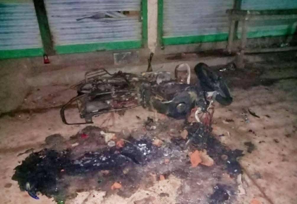 নোয়াখালীর সোনাইমুড়ীর নদনা বাজারে দুই গ্রামের তরুণের মধ্যে সংঘর্ষের সময় পুড়ে দেওয়া হয় একটি মোটরসাইকেল। গতকাল রাতে