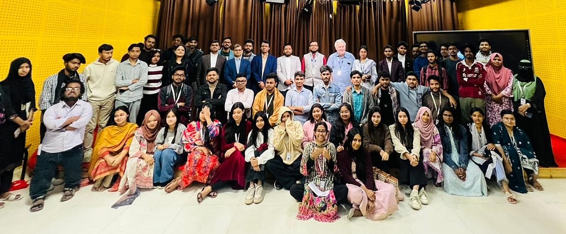 ড্যাফোডিল ইন্টারন্যাশনাল ইউনিভার্সিটির সাংবাদিকতা, মিডিয়া ও যোগাযোগ বিভাগের (জেএমসি) বিভিন্ন বর্ষের প্রায় ৭০ জন শিক্ষার্থী কর্মশালায় অংশ নেন