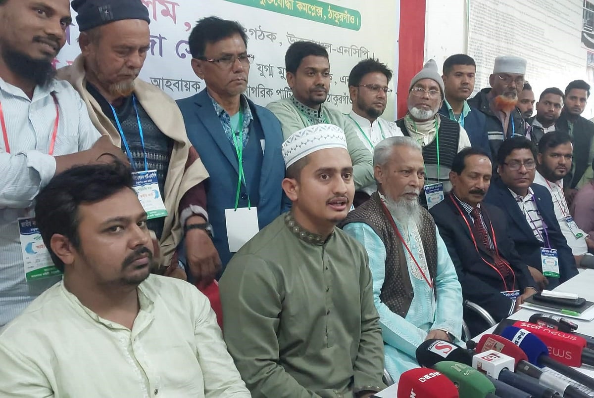 ঠাকুরগাঁওয়ে এনসিপির সদ্য ঘোষিত জেলা কমিটির পরিচিতি সভা শেষে সাংবাদিকদের সঙ্গে কথা বলেন দলটির উত্তরাঞ্চলীয় মুখ্য সংগঠক সারজিস আলম। আজ মঙ্গলবার দুপুরে ঠাকুরগাঁও জেলা মুক্তিযোদ্ধা কমপ্লেক্সে