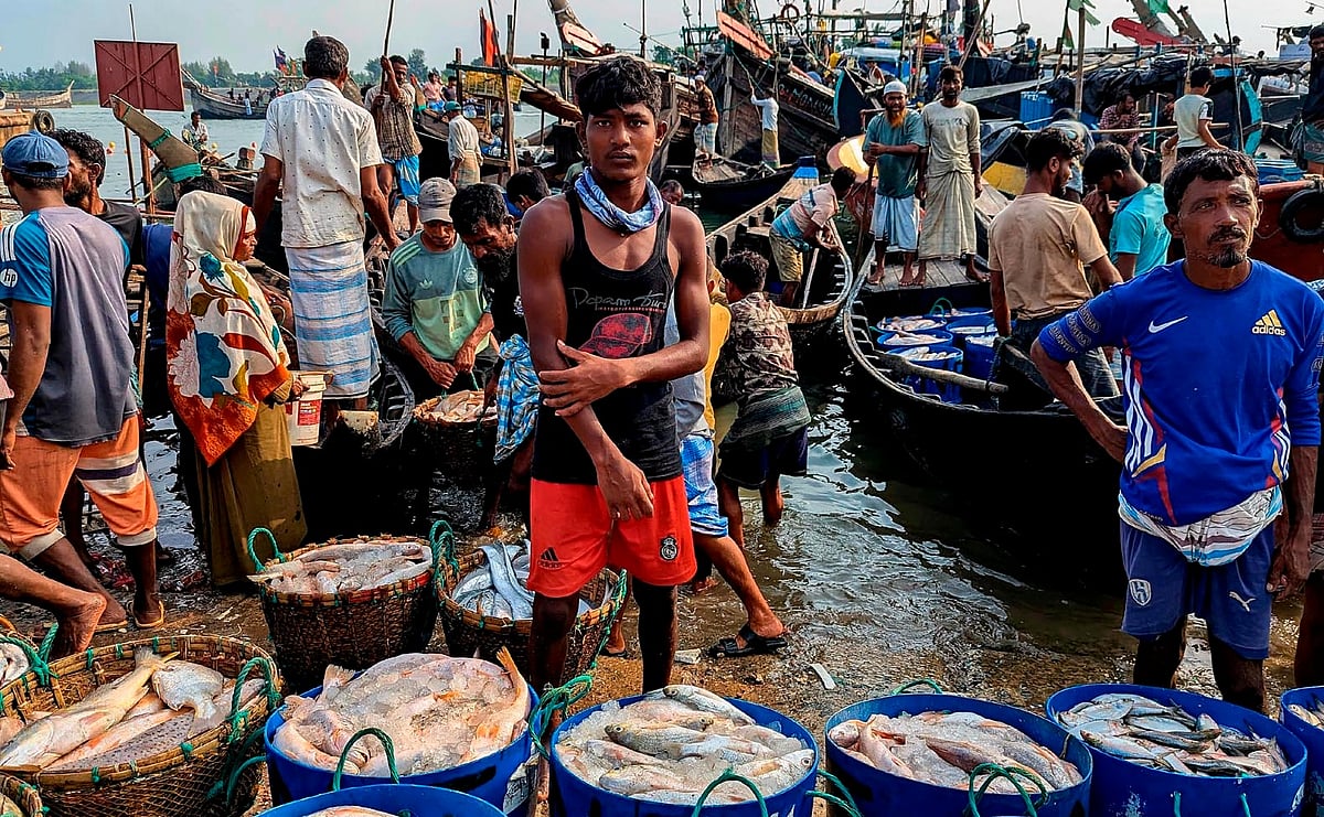 ইলিশ তেমন ধরা পড়ছে না। যাও ধরা পড়ছে, আকারে ছোট।  ছোট ইলিশ নিয়ে বিক্রির জন্য দাঁড়িয়েছেন জেলেরা। গতকাল সকালে কক্সবাজারের ফিশারি ঘাটে