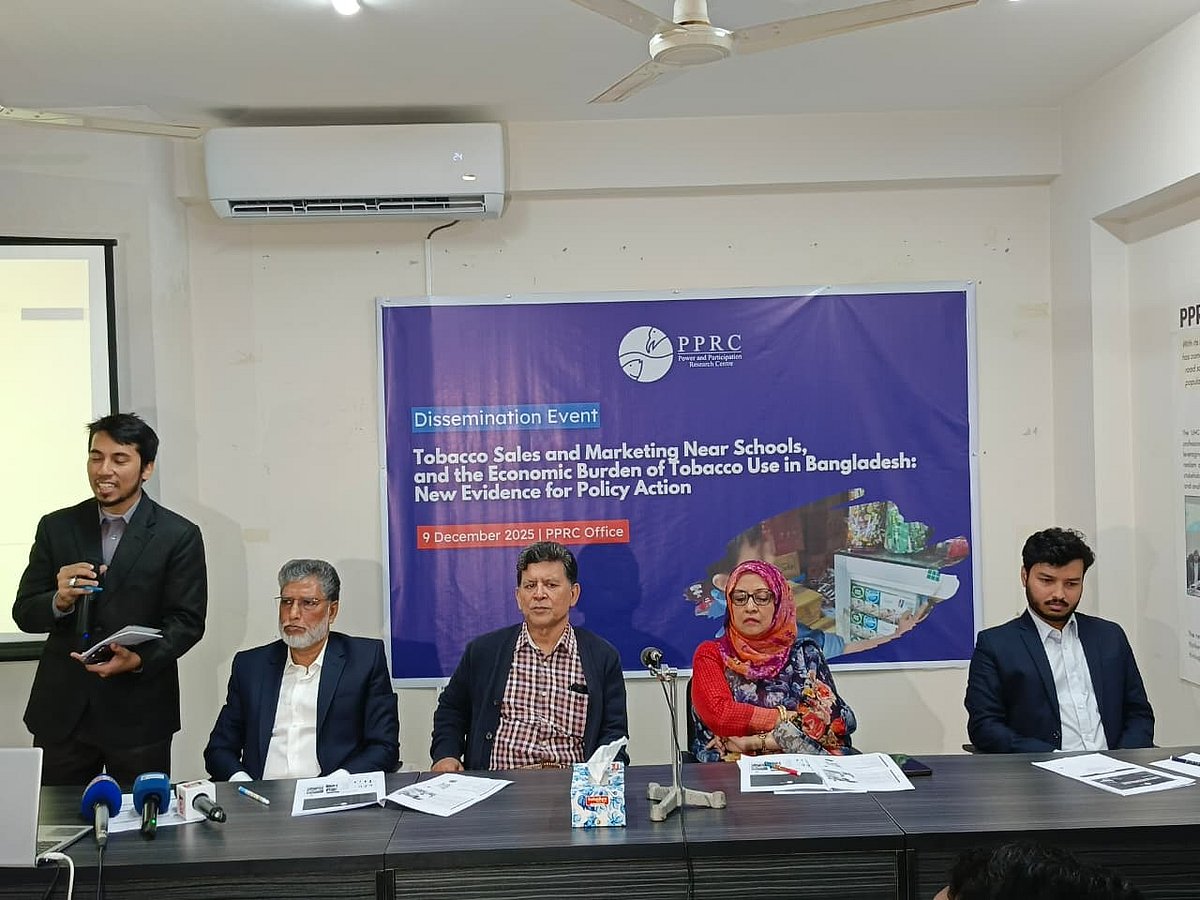 পাওয়ার অ্যান্ড পার্টিসিপেশন রিসার্চ সেন্টার (পিপিআরসি) কার্যালয়ে দুটি গবেষণার তথ্য উপস্থাপন অনুষ্ঠানে গবেষক ও অতিথিরা। ধানমন্ডি, ঢাকা, ৯ ডিসেম্বর ২০২৫