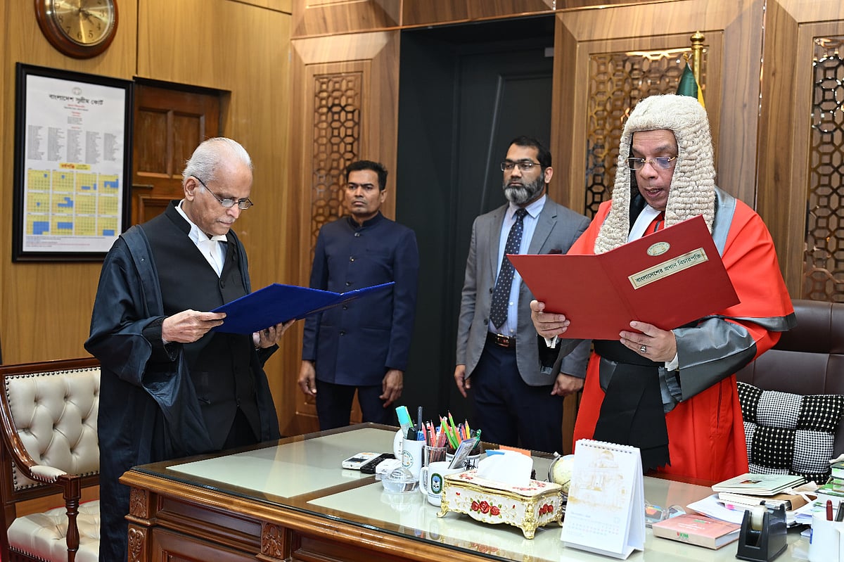 প্রধান বিচারপতি সৈয়দ রেফাত আহমেদ আজ মঙ্গলবার বিকেল চারটায় বিচারপতি সৈয়দ এনায়েত হোসেনকে শপথবাক্য পাঠ করান