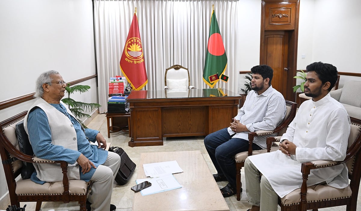 উপদেষ্টা মাহফুজ আলম ও আসিফ মাহমুদ সজীব ভুঁইয়া প্রধান উপদেষ্টা অধ্যাপক মুহাম্মদ ইউনূসের কাছে পদত্যাগপত্র জমা দেন। বুধবার বিকেলে রাষ্ট্রীয় অতিথি ভবন যমুনায়  