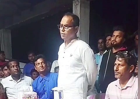 চাঁপাইনবাবগঞ্জের নাচোলে নিজ বাসভবনে একটি ঘরোয়া সভায় বক্তব্য দিচ্ছেন বিএনপি নেতা আমিনুল ইসলাম