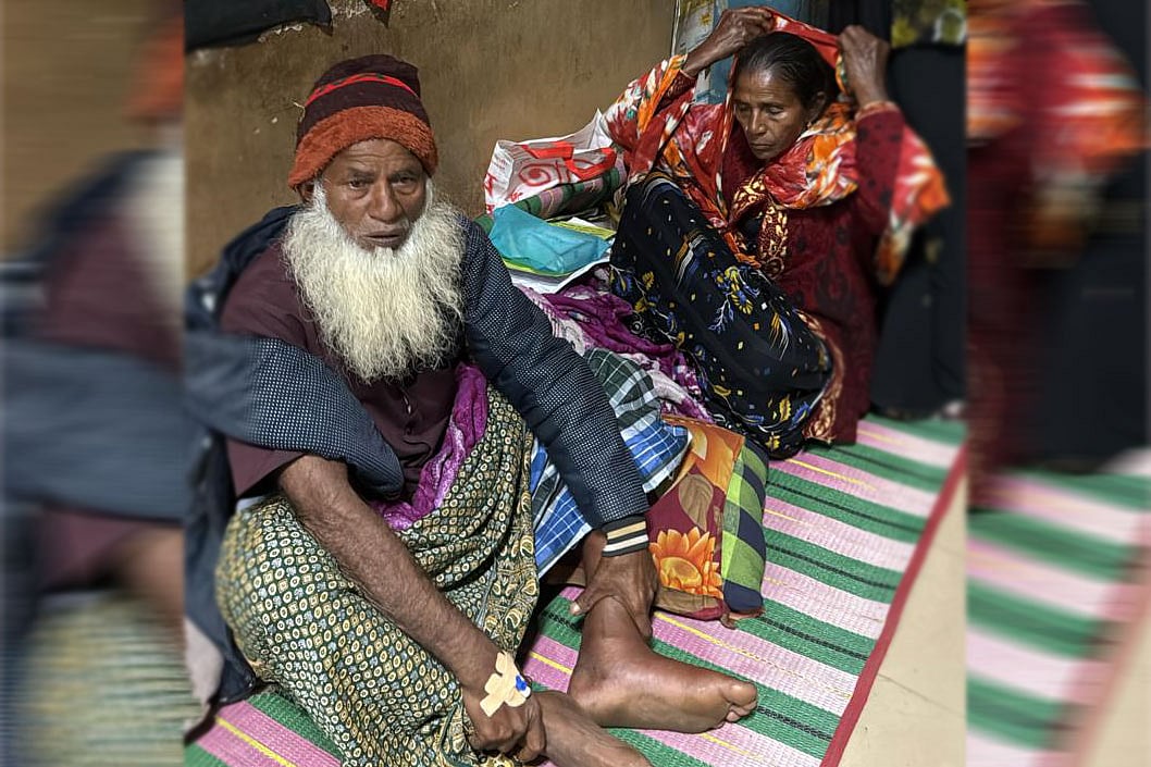 সাপে কামড় দেওয়ার পর হাসপাতালে ভর্তি হয়েছেন কৃষক কুদ্দুস আলী শেখ। গতকাল মঙ্গলবার রাতে কুষ্টিয়া জেনারেল হাসপাতালে