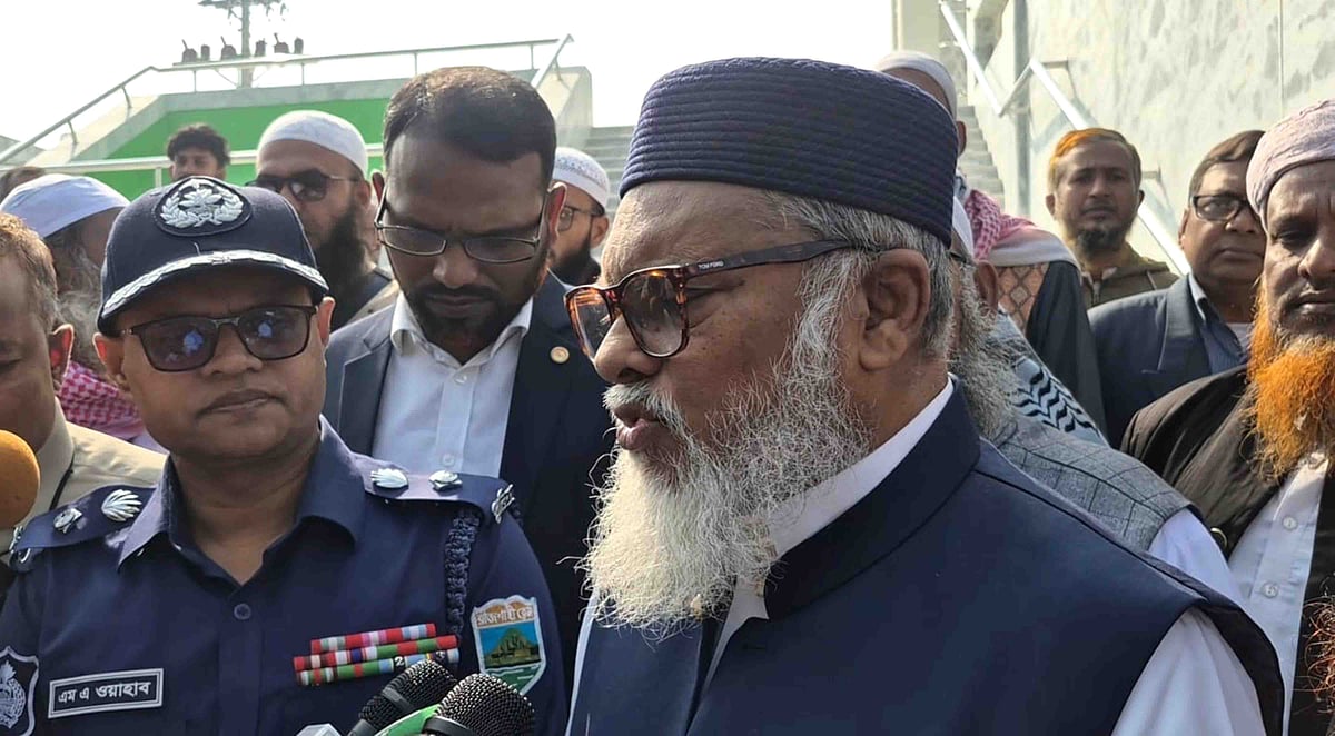 নাটোরে মডেল মসজিদের উদ্বোধন শেষে সাংবাদিকদের সঙ্গে কথা বলেন ধর্ম উপদেষ্টা আ ফ ম খালিদ হোসেন। আজ বুধবার সকালে শহরের বড়গাছা এলাকায়