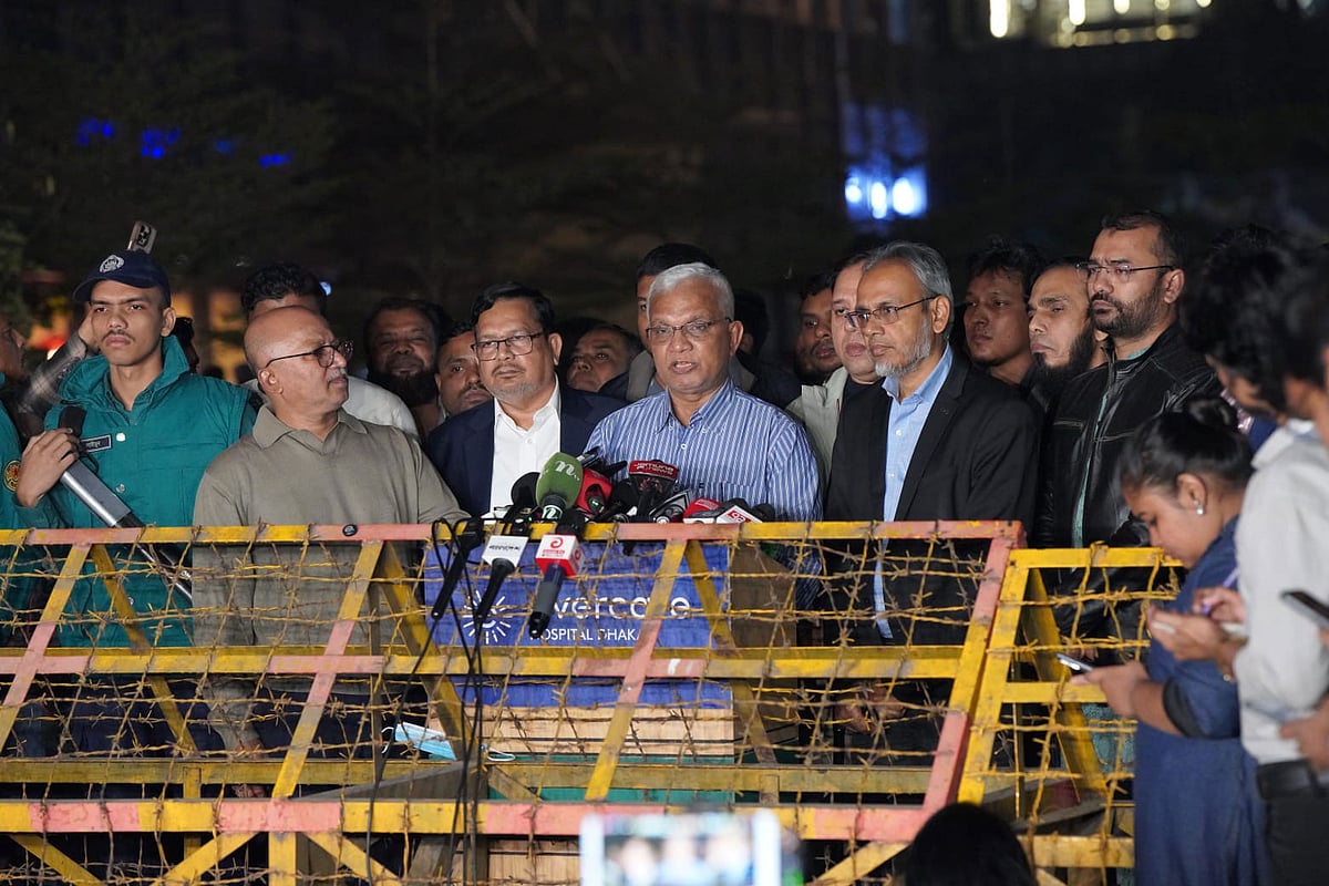 রাজধানীর এভারকেয়ার হাসপাতালে চিকিৎসাধীন বিএনপির চেয়ারপারসন খালেদা জিয়ার শারীরিক অবস্থার সর্বশেষ পরিস্থিতি সম্পর্কে সাংবাদিকদের জানিয়েছেন তাঁর চিকিৎসায় গঠিত মেডিকেল বোর্ডের সদস্য এ জেড এম জাহিদ হোসেন