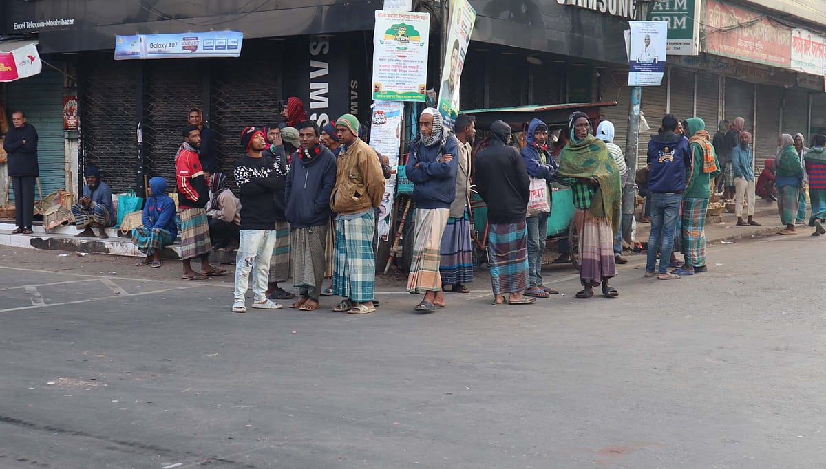 সাতসকালে কাজের খোঁজে এসেছেন শ্রমিকেরা। গত বুধবার ভোরে মৌলভীবাজার শহরের চৌমোহনায়