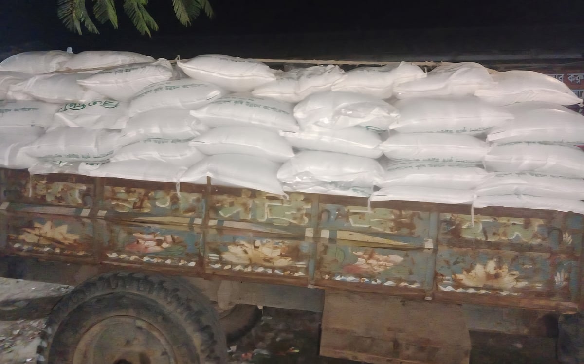 নওগাঁর ধামইরহাটে জব্দ করা সার। গতকাল মঙ্গলবার রাতে উপজেলার পূর্ব বাজার এলাকায়