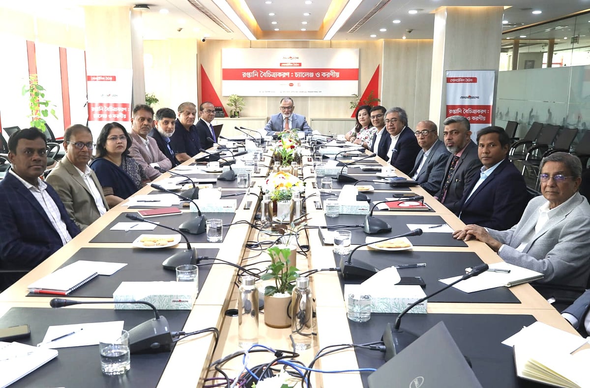 ‘রপ্তানি বৈচিত্র্যকরণ: চ্যালেঞ্জ ও করণীয়’ শীর্ষক গোলটেবিল বৈঠকে অংশগ্রহণকারীরা। বুধবার কারওয়ান বাজারে প্রথম আলো কার্যালয়ে