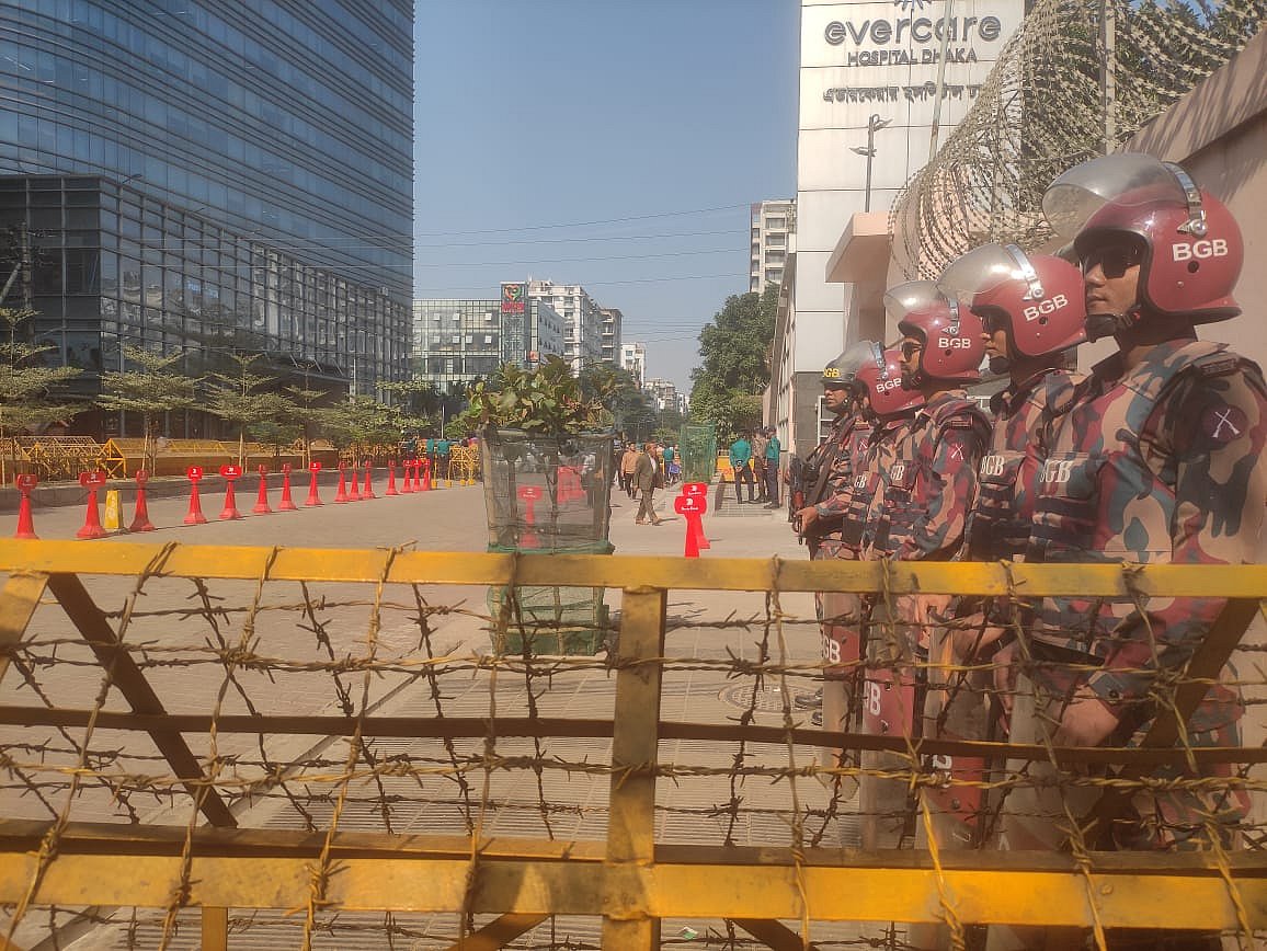 এভারকেয়ার হাসপাতালের সামনে আইনশৃঙ্খলা রক্ষাকারী বাহিনীর অবস্থান। ১০ ডিসেম্বর ২০২৫