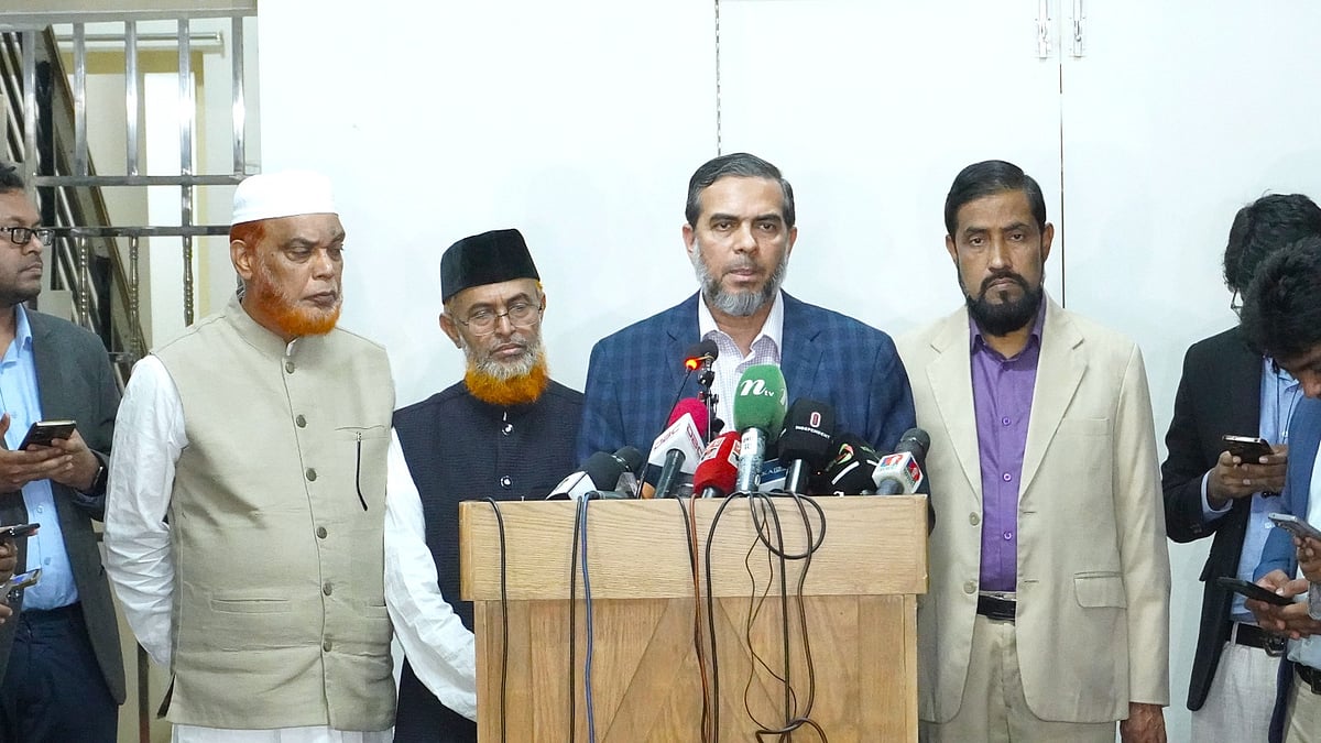 জাতীয় নির্বাচনের তফসিল ঘোষণার বিষয়ে দলের প্রতিক্রিয়া জানাচ্ছেন জামায়াতে ইসলামীর কেন্দ্রীয় মিডিয়া ও প্রচার বিভাগের প্রধান এহসানুল মাহবুব জুবায়ের। ১১ ডিসেম্বর ২০২৫