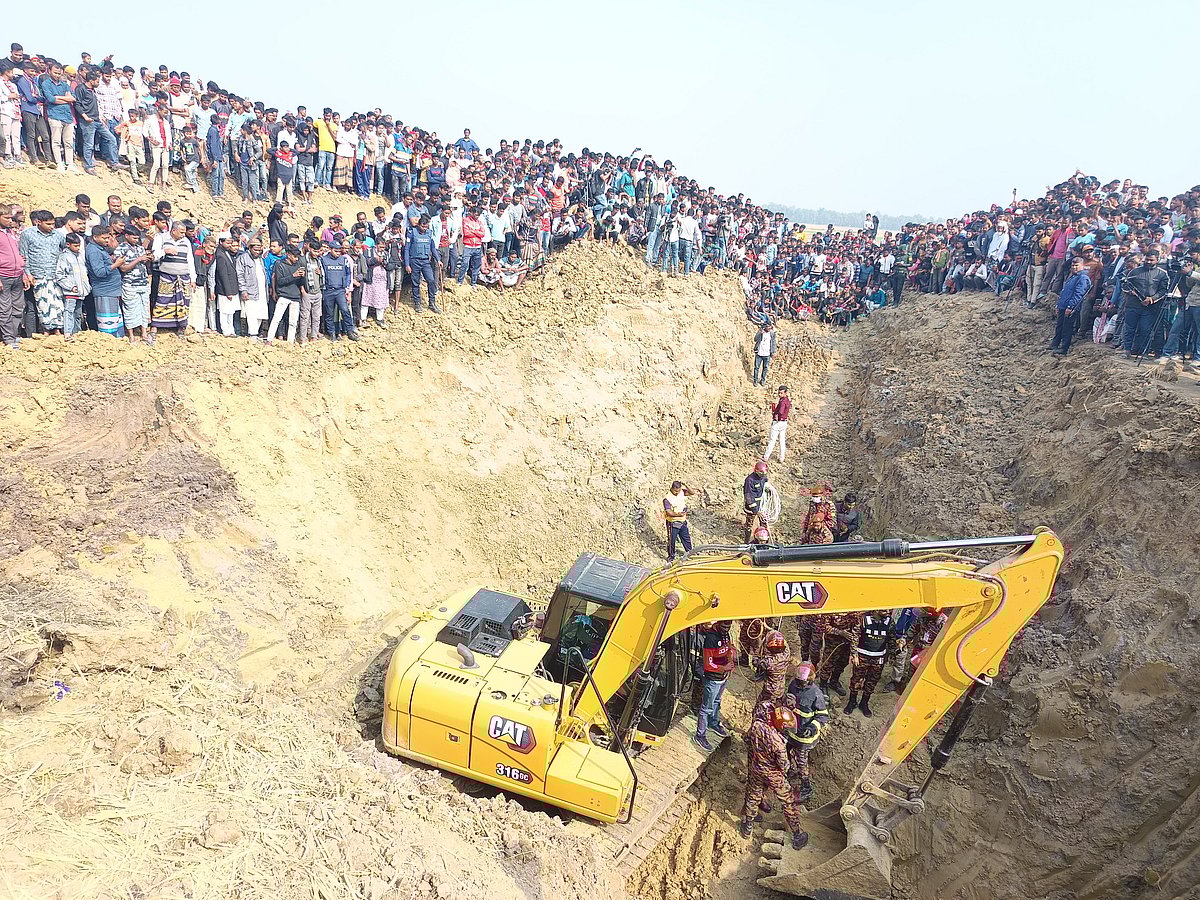 রাজশাহীর তানোরে গর্তে পড়ে যাওয়া শিশুটিকে উদ্ধারে অভিযান চলছে। আজ বৃহস্পতিবার উপজেলার কোয়েলহাট পূর্বপাড়া গ্রামে