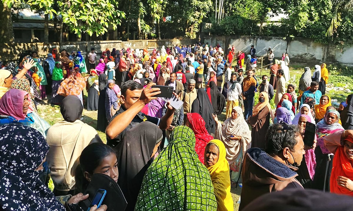 জামালপুরে সরিষাবাড়ীতে গৃহবধূর লাশ উদ্ধারের ঘটনায় ঘটনাস্থলে ভিড় করেন স্থানীয় লোকজন। আজ বৃহস্পতিবার সকালে উপজেলার শিমলা বাজার এলাকায়