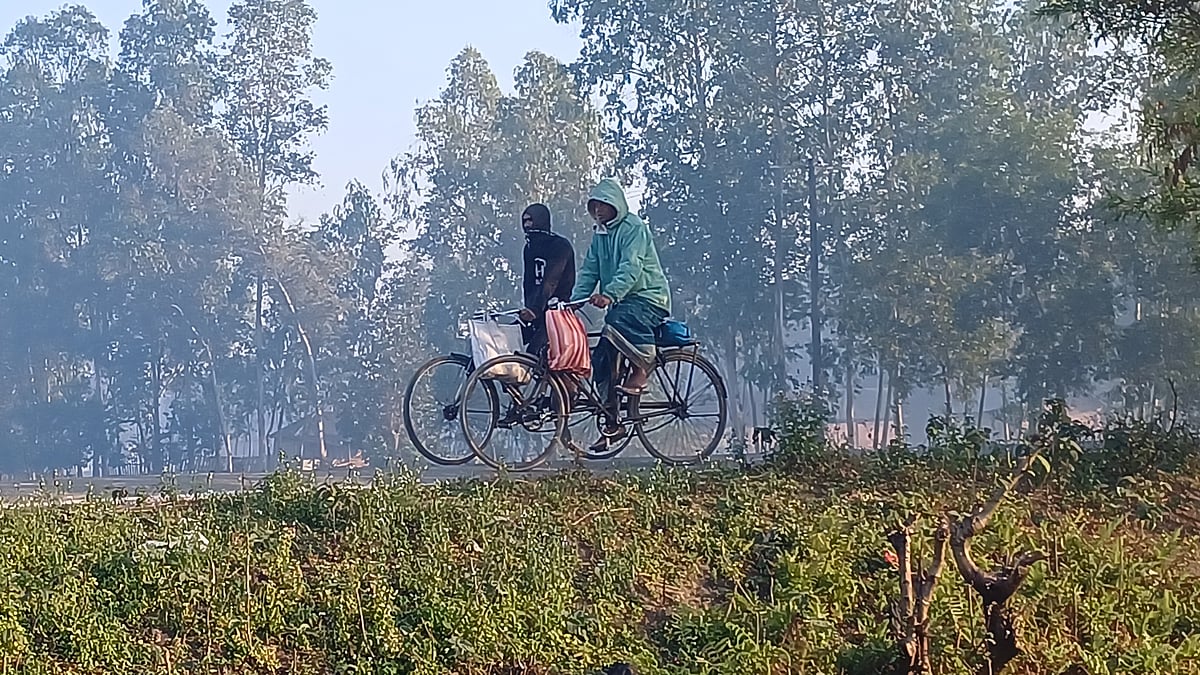 পঞ্চগড়ে কনকনে ঠান্ডায় কাজে বের হয় সাধারণ মানুষ। আজ বৃহস্পতিবার সকাল পৌনে আটটার দিকে পঞ্চগড় সদর উপজেলার ডাঙ্গাপাড়া এলাকায়