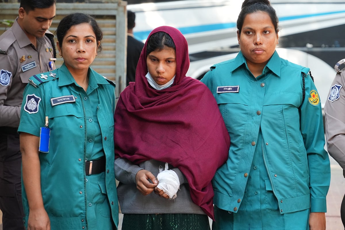 রাজধানীর মোহাম্মদপুরে মা ও মেয়েকে হত্যায় গ্রেপ্তার গৃহকর্মী আয়েশা আক্তার। আজ বৃহস্পতিবার ডিএমপির মিডিয়া সেন্টারে