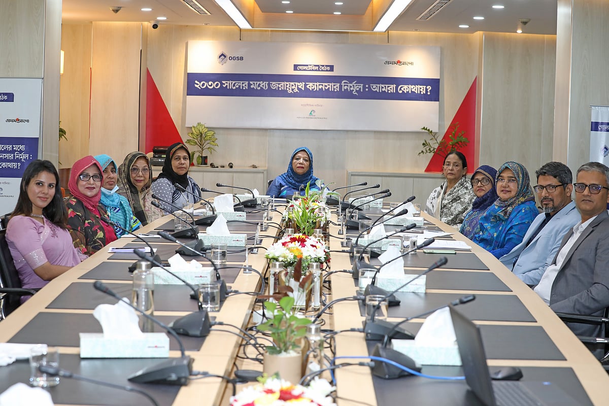 ‘২০৩০ সালের মধ্যে জরায়ুমুখ ক্যানসার নির্মূল: আমরা কোথায়?’ শীর্ষক গোলটেবিল বৈঠকে অংশগ্রহণকারীরা। ১ ডিসেম্বর ২০২৫, ঢাকার প্রথম আলো কার্যালয়ে