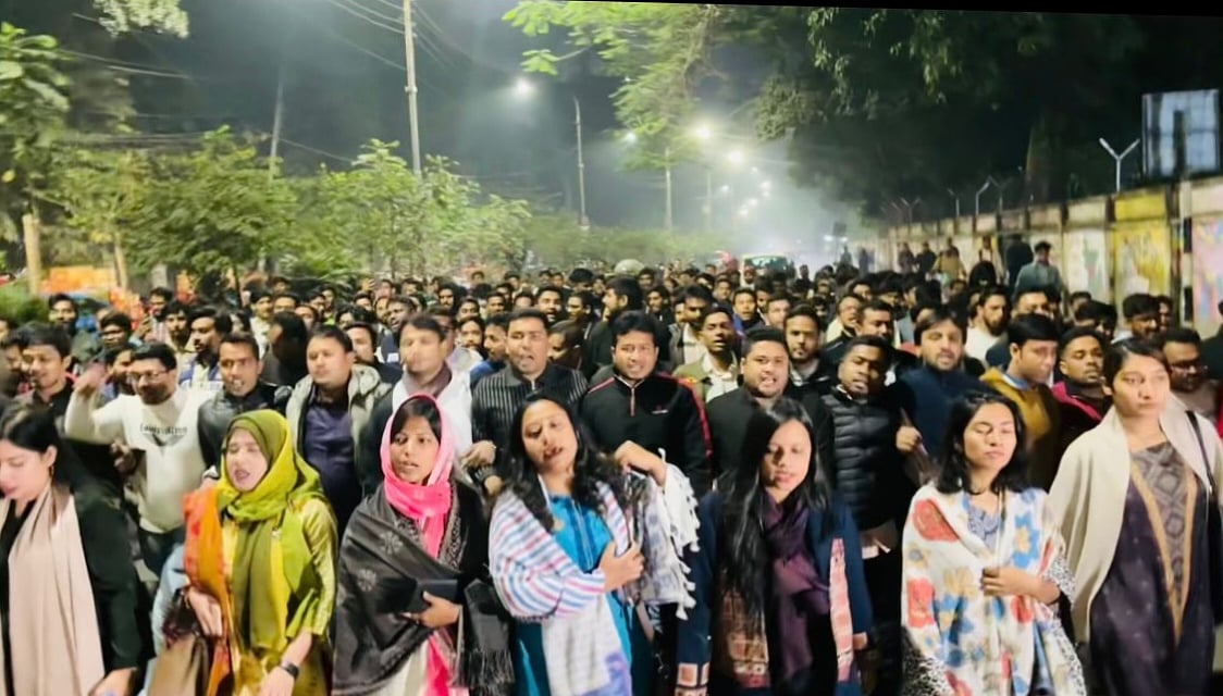 জাতীয় নির্বাচনের তফসিল ঘোষণার পর রাতে টিএসসি চত্বর থেকে তাৎক্ষণিকভাবে মিছিল বের করেন জাতীয়তাবাদী ছাত্রদলের ঢাকা বিশ্ববিদ্যালয় শাখার নেতা–কর্মীরা। ১১ ডিসেম্বর, ২০২৫