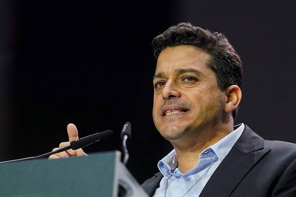 ইসরায়েলের সামাজিক সমতা ও প্রবাসীবিষয়ক মন্ত্রী আমিচাই চিকলি স্প্যানিশ কট্টর ডান ভক্স দলের আয়োজিত সমাবেশে বক্তৃতা করছেন। ১৯ মে ২০২৪, মাদ্রিদ, স্পেন