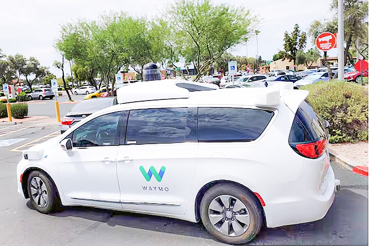 যুক্তরাষ্ট্রের অ্যারিজোনা অঙ্গরাজ্যের টেম্পো শহরে যাত্রী নামাচ্ছে একটি ওয়েমো গাড়ি