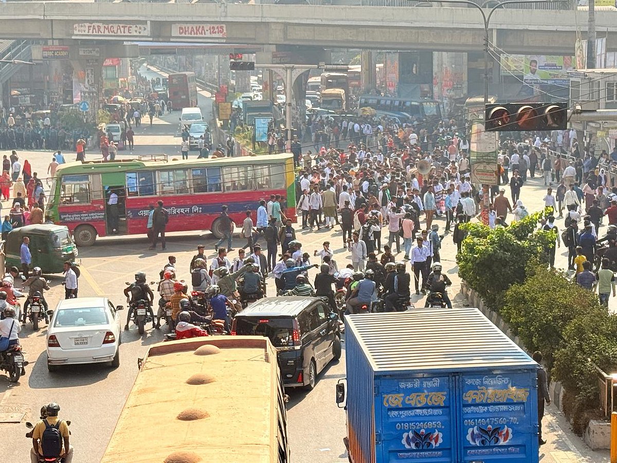 তেজগাঁও কলেজের শিক্ষার্থীরা আজ বৃহস্পতিবার ফার্মগেট এলাকার সড়ক অবরোধ করেছিলেন