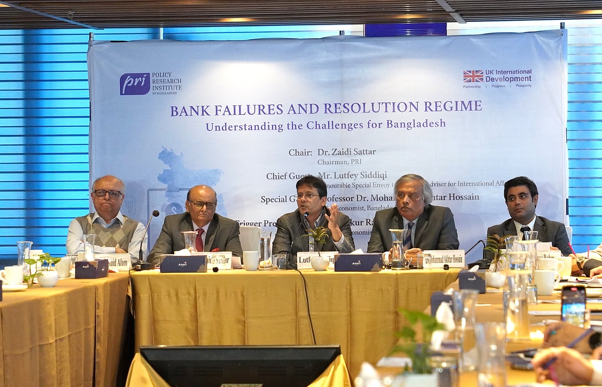 পলিসি রিসার্চ ইনস্টিটিউট (পিআরআই) আয়োজিত ‘ব্যাংকগুলোর ব্যর্থতা ও রেজুলেশন প্রয়াস: উদ্যোগ ও চ্যালেঞ্জ’ শীর্ষক গোলটেবিল আলোচনায় অতিথিরা। গতকাল রাজধানীর একটি হোটেলে